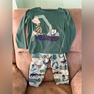 Boys Carters 5T 2-piece long sleeve, fleece pant pajamas. Green w/ construction